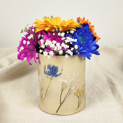 Eine selbstgemachte Vase mit bunten Blumen