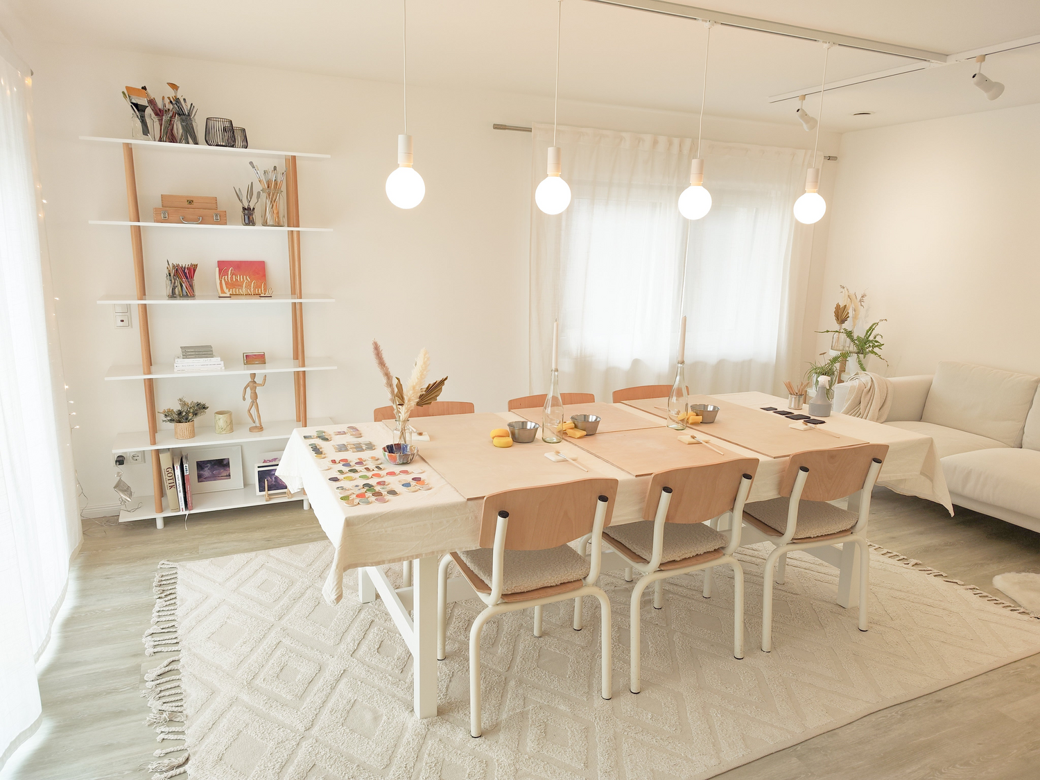 Heller Raum mit gedecktem Tisch für Workshops in der Kunststube Katrin Trost