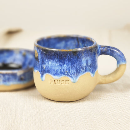 Tasse aus Ton mit blauer Glasur aus der Kunststube Katrin Trost in Buxtehude